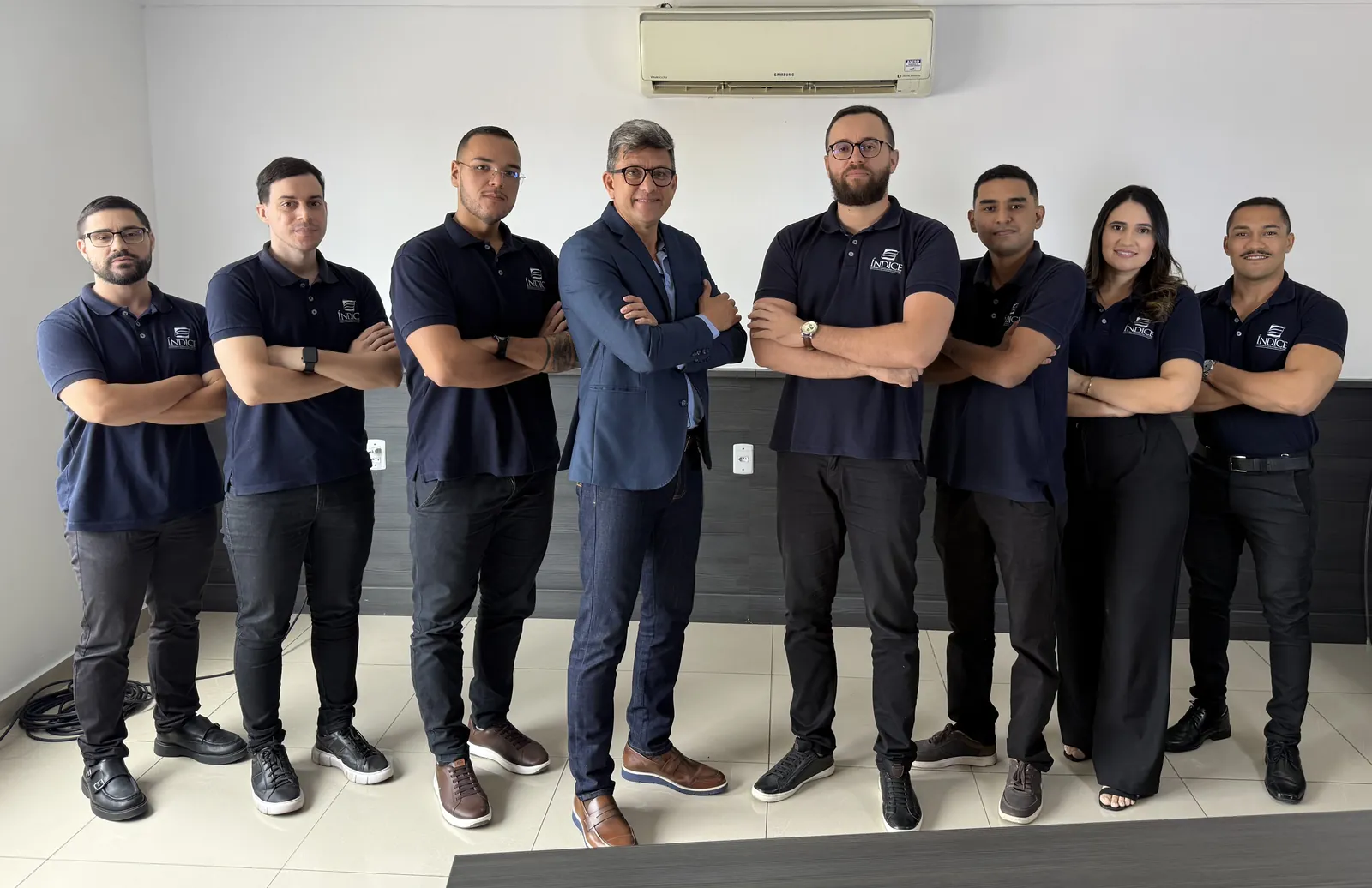 Equipe da Índice Assessoria e Consultoria Contábil reunida no escritório, com camisas polo azul-marinho da empresa
